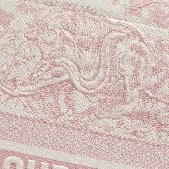 Classic Hermes Bag: A Stylish and Versatile Choice for Elegance - Picture 4 of 5